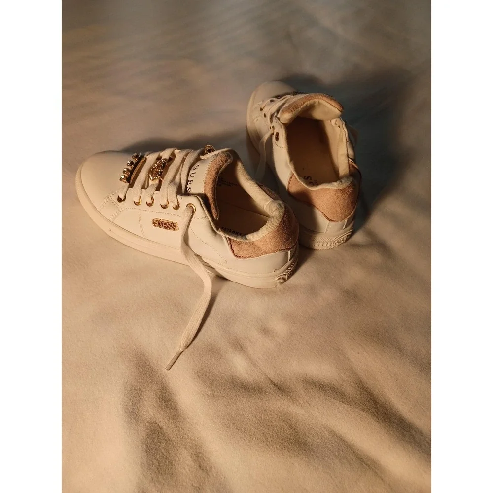 GUESS Shoes Girls Size 1 White Low Top‎ Sneakers Gold Jeweled Heart Charm GFMYAH